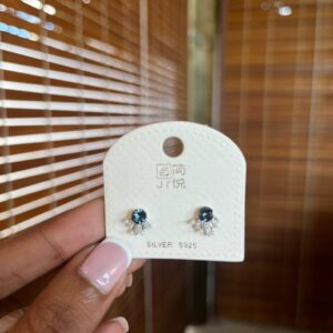 Dark blue pearl earring